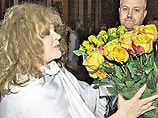 Первым до Аллы Борисовны добрался пародист Максим Галкин. Он вместе с финансовым директором Пугачевой забрал подарки для Примадонны от казино "Шангри-ла" и доставил их по адресу Первым до Аллы Борисовны добрался пародист Максим Галкин. Он вместе с финансовым директором Пугачевой забрал подарки для Примадонны от казино "Шангри-ла" и доставил их по адресу