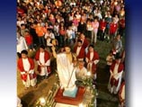 На Филиппинах во многих католических храмах, согласно давней традиции, самый важный для христиан день начался воспроизведением на рассвете встречи святой Марии Магдалины с воскресшим Христом