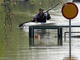 Наводнение на реке Тисе в Венгрии бьет все рекорды. В некоторых районах вода парализовала движение транспорта, оставив отрезанными от внешнего мира десятки деревень