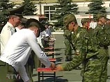 В начале 2006 года Аналитический Центр Юрия Левады (Левада-Центр) провел опрос среди россиян (было опрошено 1600 человек в 128 населенных пунктах 46 регионов страны) на тему:Как россияне относятся к армии? В начале 2006 года Аналитический Центр Юрия Левады (Левада-Центр) провел опрос среди россиян (было опрошено 1600 человек в 128 населенных пунктах 46 регионов страны) на тему:Как россияне относятся к армии?