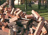 При помощи строительной техники снесена значительная часть высокого кирпичного забора вокруг большого особняка, принадлежащего Николаю Конюшкову. По некоторым данным, его хозяин - знаменитый тяжелоатлет Леонид Жаботинский При помощи строительной техники снесена значительная часть высокого кирпичного забора вокруг большого особняка, принадлежащего Николаю Конюшкову. По некоторым данным, его хозяин - знаменитый тяжелоатлет Леонид Жаботинский