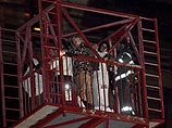 В Нью-Йорке полиция спасла несколько десятков человек, застрявших на высоте 75 метров В Нью-Йорке полиция спасла несколько десятков человек, застрявших на высоте 75 метров