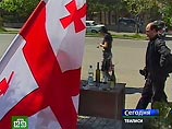 Тбилисцы в знак протеста распили грузинское вино на виду у посольства России 