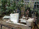 Hа городском кладбище Петродворца в пригороде Петербурга неизвестными престуниками разрушено несколько десятков надгробий