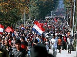 Десятки тысяч человек вновь вышли сегодня на улицы крупнейших непальских городов, несмотря на обещание короля Гьянендры "вернуть власть народу", прозвучавшее в пятницу в обращении монарха к нации