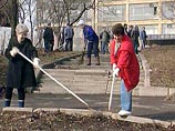 Субботник в Москве - Лужков посадил дубы в  Тропаревском лесопарке
