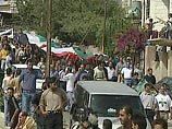 Тысячи палестинцев вышли сегодня на улицы сектора Газа и Западного берега реки Иордан, требуя извинений за высказывания председателя политбюро "Хамаса" Халеда Машааля в адрес Аббаса
