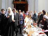 Алексий II беседовал со священнослужителями и прихожанами, дарил пасхальные подарки, благословлял приготовленные к освящению куличи, пасхи и крашеные яйца