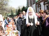 Алексий II беседовал со священнослужителями и прихожанами, дарил пасхальные подарки, благословлял приготовленные к освящению куличи, пасхи и крашеные яйца