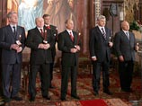 Пасхальное богослужение в храме Христа Спасителя в этом году сильно отличалось от аналогичных мероприятий прошлых лет. Церковь, некогда отделенная от государства, продемонстрировала беспредельную лояльность светской власти Пасхальное богослужение в храме Христа Спасителя в этом году сильно отличалось от аналогичных мероприятий прошлых лет. Церковь, некогда отделенная от государства, продемонстрировала беспредельную лояльность светской власти