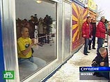 Уединившись за стеклом Карим взял с собой только матрас, спальный мешок и биотуалет, а также "Новый завет", компьютер, на котором в процессе голодания он собирался написать книгу Уединившись за стеклом Карим взял с собой только матрас, спальный мешок и биотуалет, а также "Новый завет", компьютер, на котором в процессе голодания он собирался написать книгу