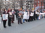 Митинг в поддержку экс-главы ЮКОСа Михаила Ходорковского и юриста этой компании Светланы Бахминой и Платона Лебедева проходит во вторник вечером в центре Москвы на Пушкинской площади
