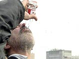 Видя пустые винные полки, россияне хотят выпить нелегальной водки Видя пустые винные полки, россияне хотят выпить нелегальной водки