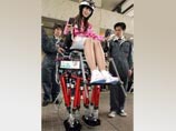 В Японии изобретено "двуногое кресло" для инвалидов, способное подниматься по лестницам