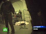 "Сами подумайте - удар нанесен профессионально, между ребер. Экспертиза показала, что ударили обоюдоострым лезвием. Если пробито сердце, знаете, какой длины должен был быть клинок? Я думаю, не менее 17 сантиметров. "Сами подумайте - удар нанесен профессионально, между ребер. Экспертиза показала, что ударили обоюдоострым лезвием. Если пробито сердце, знаете, какой длины должен был быть клинок? Я думаю, не менее 17 сантиметров.