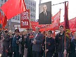 По данным ВЦИОМ, о готовности следовать советским первомайским традициям заявляют, в первую очередь, сторонники КПРФ - 11% из их числа собирается принять участие в демонстрациях