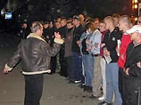 Вечером, около 22:30 несколько десятков человек блокировали подходы к клубу по адресу улица Орджоникидзе, дом 11, и начали закидывать двери яйцами, бутылками и камнями