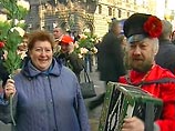Около 30 тысяч человек вышли на улицы Москвы, чтобы принять участие в праздничных шествиях и митингах по случаю Дня весны и труда Около 30 тысяч человек вышли на улицы Москвы, чтобы принять участие в праздничных шествиях и митингах по случаю Дня весны и труда