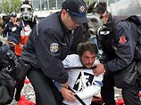 В Стамбуле против участников первомайской манифестации применили слезоточивый газ В Стамбуле против участников первомайской манифестации применили слезоточивый газ