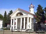 Аэропорт в Адлере считается "сложным" для посадки самолетов, и все летчики, которые с ним работают, это знают Аэропорт в Адлере считается "сложным" для посадки самолетов, и все летчики, которые с ним работают, это знают