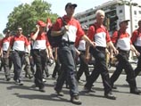 Прибыв в Ватикан после 28-дневного марша протяженностью 723 км по стопам первых наемников, нанятых в 1506 году Папой Юлием II, семьдесят бывших швейцарских гвардейцев получили благословение от Бенедикта XVI Прибыв в Ватикан после 28-дневного марша протяженностью 723 км по стопам первых наемников, нанятых в 1506 году Папой Юлием II, семьдесят бывших швейцарских гвардейцев получили благословение от Бенедикта XVI