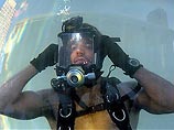 Известный американский иллюзионист Дэвид Блейн, проводящий неделю в овальном аквариуме с морской водой в Линкольновском центре в Нью-Йорке, начал испытывать боль в пальцах