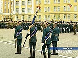 На площади был выстроен личный состав полка. Пешие и конные гвардейцы были одеты в парадную форму На площади был выстроен личный состав полка. Пешие и конные гвардейцы были одеты в парадную форму