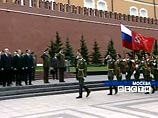 Путин возложил венок к могиле
Неизвестного солдата у кремлевской стены Путин возложил венок к могиле
Неизвестного солдата у кремлевской стены