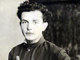 В 1939 году Зиновьев поступил в Московский Институт философии, литературы и истории. Там вступил в студенческую "террористическую группу", которая ставила целью убийство Иосифа Сталина. Был арестован, однако сбежал из-под следствия и скрывался