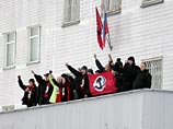 20 декабря 2005 года 32 "лимоновца" забрались на крышу и козырек над входом в здание Никулинского суда, развернули плакат и выкрикивали антиправительственные лозунги 20 декабря 2005 года 32 "лимоновца" забрались на крышу и козырек над входом в здание Никулинского суда, развернули плакат и выкрикивали антиправительственные лозунги