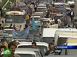 Крымские татары на сотнях автомашин перекрыли трассу Симферополь-Ялта