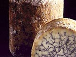 Имеющий голубоватый отлив и напоминающий по своему виду и запаху знаменитый французский сыр Рокфор, Стилтон производится в центральной части Англии с первой трети 18 века. Недавно он был признан Еврокомиссией как "уникальное европейское явление"