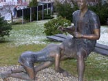 В центре чешской столицы - Праге - была возведена бронзовая скульптура девушки без трусов, находящейся в процессе оказывания клиенту интимных услуг. Скандальная скульптура уже успела наделать много шума. Многие горожане считают ее порнографической