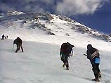 На поиск пропавших на Эльбрусе альпинистов вышла новая группа спасателей