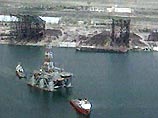 В Казахстане из нефтяной скважины в Каспийское море вытекает нефть В Казахстане из нефтяной скважины в Каспийское море вытекает нефть