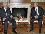 На встрече обсуждались вопросы взаимодействия Махмуда Аббаса с правительством, возглавляемым "Хамасом". "С российской стороны было выражено удовлетворение и приветствовалась идея проведения национального диалога между всеми палестинскими партиями