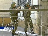 ОМОН Дагестана штурмует многоэтажный дом c 2 террористами: один боец убит, 8 ранены