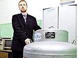 Данила Медведев показывает 250-литровую емкость с жидким азотом, в которой мозги клиентов плавают в особых колбах