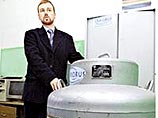 Данила Медведев показывает 250-литровую емкость с жидким азотом, в которой мозги клиентов плавают в особых колбах Данила Медведев показывает 250-литровую емкость с жидким азотом, в которой мозги клиентов плавают в особых колбах