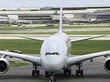 Крупнейший в мире пассажирский самолет А-380 компании Airbus впервые приземлился в Лондоне