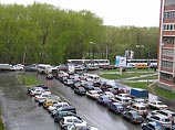 В Екатеринбурге парализовано движение наземного транспорта. Центр города перекрыт - сотни машин стоят в километровых пробках. На вызов туда не могут выехать кареты "скорой помощи"