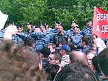 Обманутые дольщики устроили майдан перед Домом правительства в Москве. ОМОН отступил