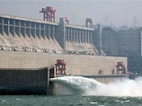 В Китае завершено строительство крупнейшей в мире дамбы "Три ущелья", сообщает в субботу китайское информационное агентство "Синьхуа"