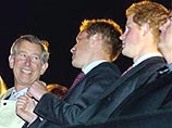 Трем принцам - Чарльзу, Уильяму и Гарри, являющимся, соответственно, первым, вторым и третьим в очереди наследниками британского престола, неоднократно приходилось позировать вместе перед телекамерами