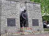 Таллинцы несут цветы к Воину-Освободителю, оскверненному накануне