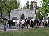 Жители Таллина в воскресенье приносят цветы к подножью монумента Воину-Освободителю города от немецко- фашистских захватчиков