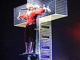 Распятие и терновый венок Мадонна использовала при исполнении композиции "Жить, чтобы рассказать". Использование христианских символов в таком контексте многие сочли недопустимым