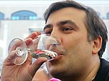 "Жаль, что московская почва полита молдавским вином. Теперь из этой земли не сможет произрасти ничего хорошего",- успокоил коллегу по несчастью Михаил Саакашвили "Жаль, что московская почва полита молдавским вином. Теперь из этой земли не сможет произрасти ничего хорошего",- успокоил коллегу по несчастью Михаил Саакашвили