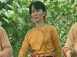 С июля 1989 года видная правозащитница провела под домашним арестом более 10 лет. В последний раз ее арестовали ровно три года назад во время агитационной поездки по северным районам страны С июля 1989 года видная правозащитница провела под домашним арестом более 10 лет. В последний раз ее арестовали ровно три года назад во время агитационной поездки по северным районам страны