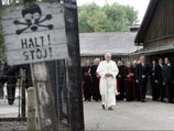 Завершая свое пребывание в Польше, понтифик посетил мемориальный комплекс на территории бывшего нацистского концлагеря в Освенциме.